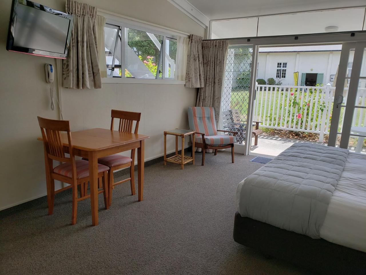 Hananui Lodge And Apartments Расселл Экстерьер фото